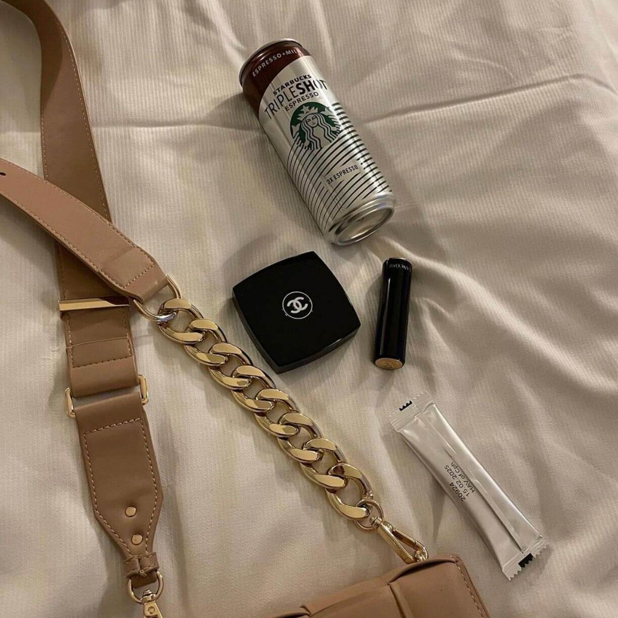 ugc iskaffe starbucks reklame flatlay