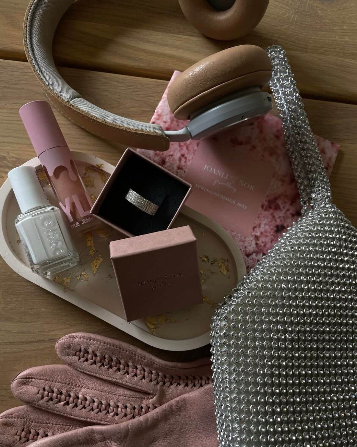 flatlay smykker i smuk setting