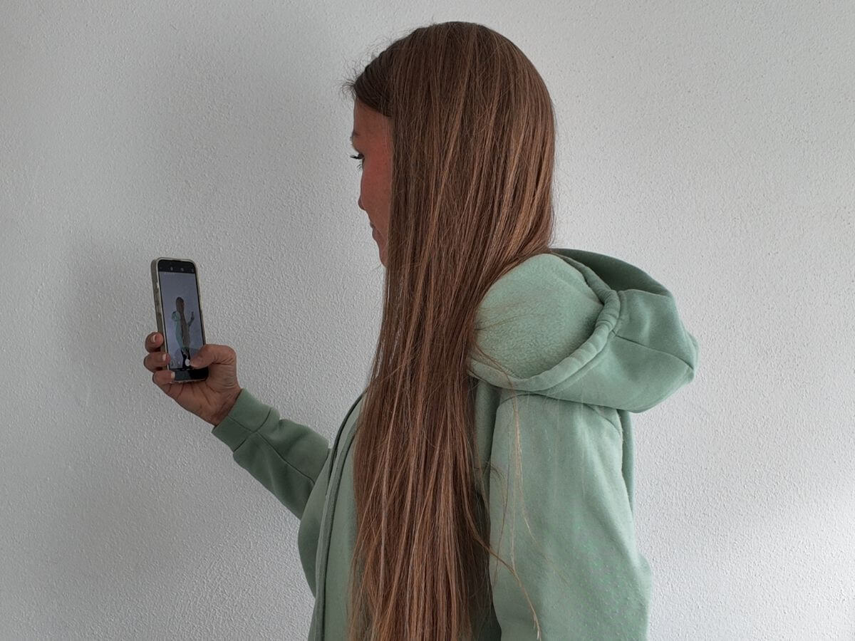 ugc content creator filmer autentisk video med naturligt lys